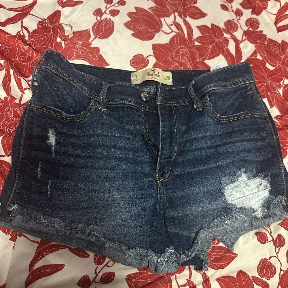 Hollister short short, high rise. 
Measurements w- 28 
Size 7